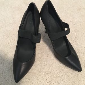Pointed high heels shoe